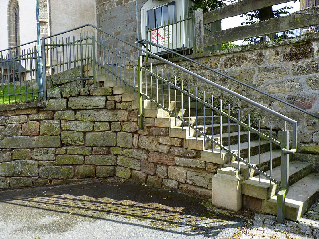 Außenarbeiten an der Kirchenmauer von St. Crescentius (Foto:Karl-Franz Thiede)